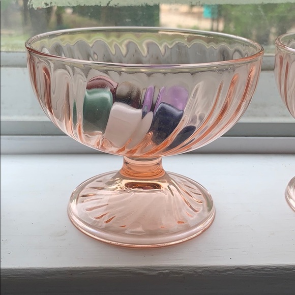 Pair of 2 Vintage Rose stained glass dishes. - Picture 2 of 2